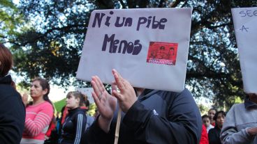 Carteles recordando a las víctimas del triple crimen. (Rosario3.com)