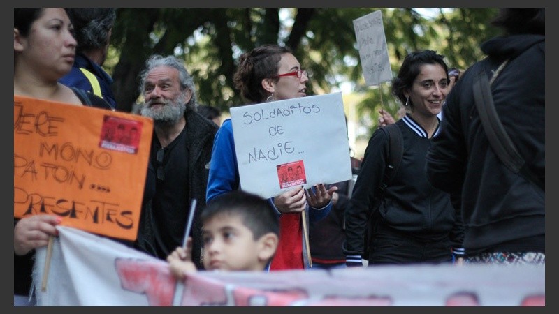 Los familiares y amigos de los chicos asesinados esperaban la resolución frente a Tribunales. (Rosario3.com)