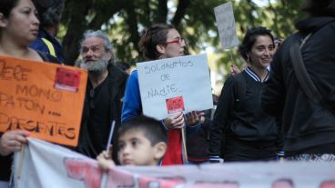 Los familiares y amigos de los chicos asesinados esperaban la resolución frente a Tribunales. (Rosario3.com)