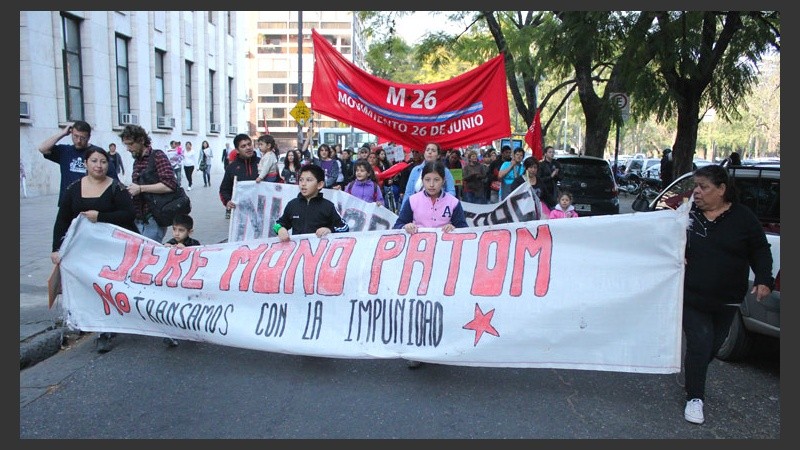 Afuera de Tribunales, organizaciones sociales  realizaban una marcha. (Rosario3.com)