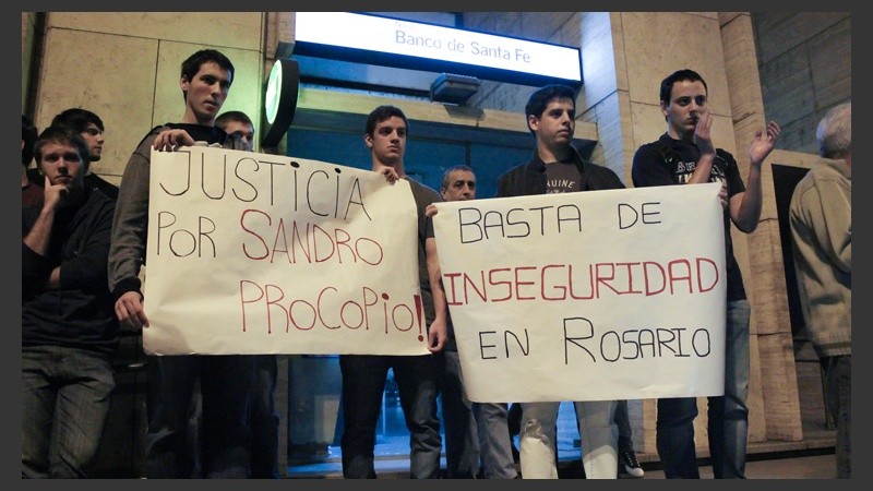 Carteles visto en la puerta de Tribunales. (Rosario3.com)
