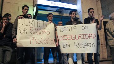 Carteles visto en la puerta de Tribunales. (Rosario3.com)