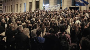 Muche gente en Tribunales este lunes por la noche.