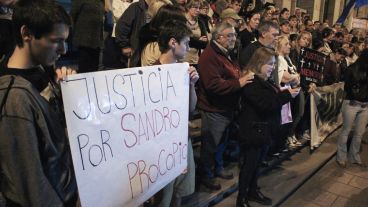 Convocatoria en Tribunales para pedir justicia por Sandro Procopio y otras víctimas de la inseguridad en Rosario. (Rosario3.com)