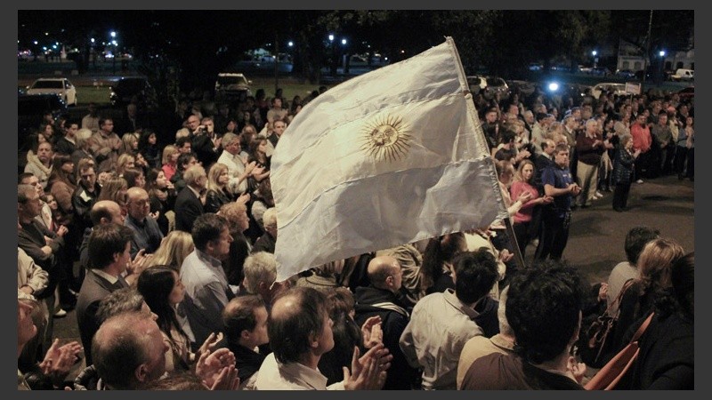 Cientos de personas se juntaron en Tribunales este lunes por la noche. (Rosario3.com)
