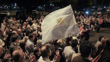 Cientos de personas se juntaron en Tribunales este lunes por la noche. (Rosario3.com)