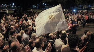 Cientos de personas se juntaron en Tribunales este lunes por la noche. (Rosario3.com)