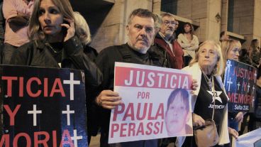 Alberto Perassi, con chaleco antibalas y custodia, pide Justicia por su hija.