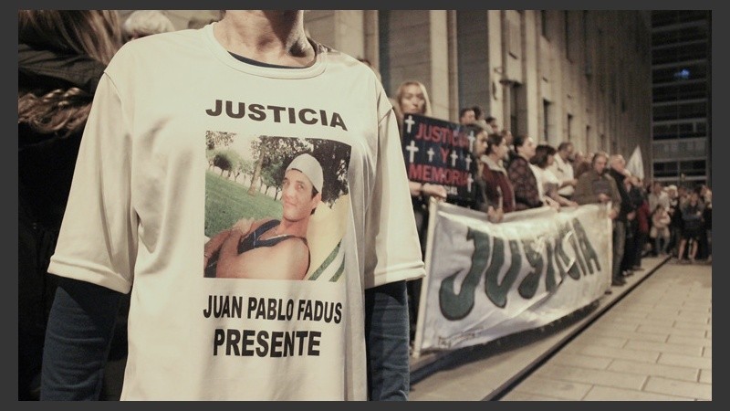 En la marcha estuvieron presentes familiares de víctimas de la inseguridad, como la madre de Juan Pablo Fadus, caso que aún no fue resuelto. (Rosario3.com)
