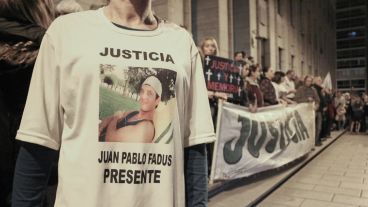 En la marcha estuvieron presentes familiares de víctimas de la inseguridad, como la madre de Juan Pablo Fadus, caso que aún no fue resuelto. (Rosario3.com)