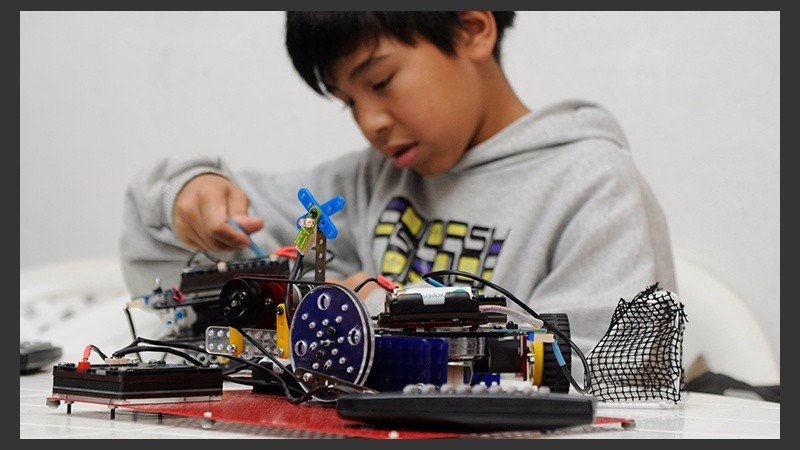 Robótica para Educar consiste en distribuir kits en las escuelas para que los chicos armen robots y los programen.