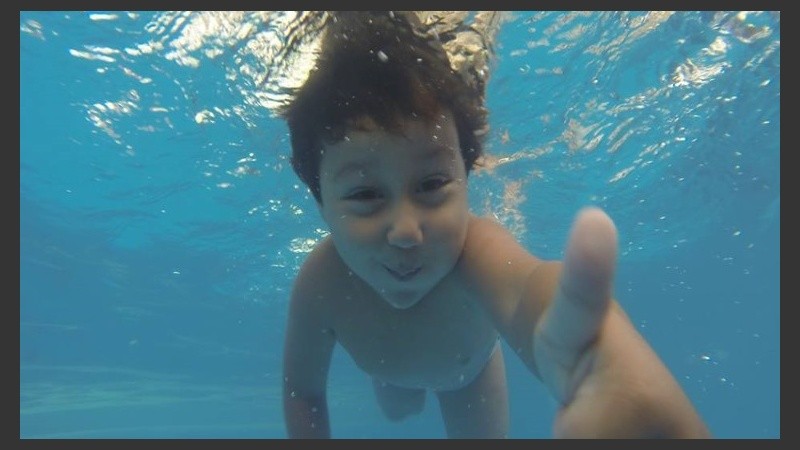 Bebés y niños aprenden a disfrutar del agua y a responder ante un accidente acuático.