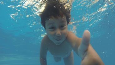 Bebés y niños aprenden a disfrutar del agua y a responder ante un accidente acuático.
