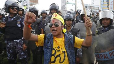 Manifestantes hinduistas reclamaron en las calles de la ciudad capital de Katmandú. (EFE)