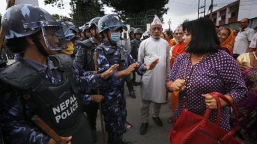Los practicantes del hinduismo enfrentaron a la policía para hacer oír su reclamo. (EFE)