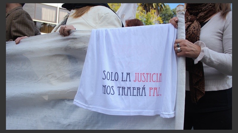 Una remera y el reclamo de justicia ante la falta de respuestas. (Alan Monzón/Rosario3.com)