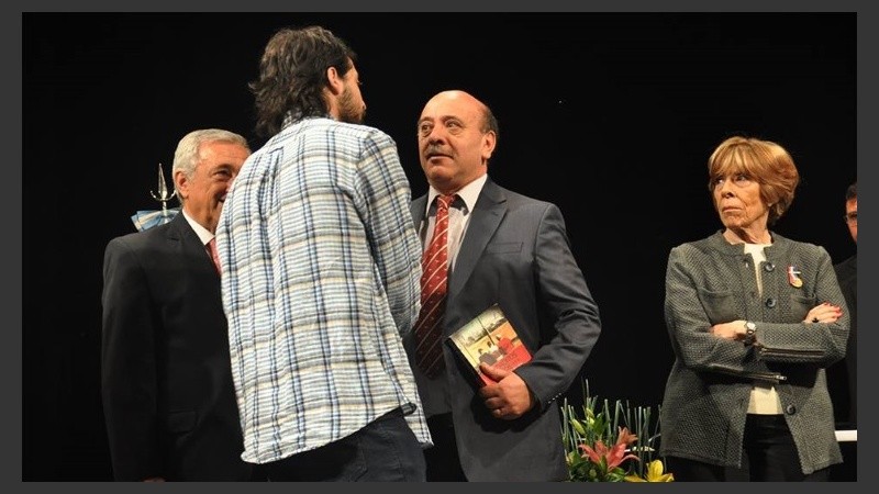 El momento exacto del inesperado encuentro, con el libro ya en manos del juez. 