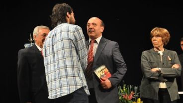 El momento exacto del inesperado encuentro, con el libro ya en manos del juez.