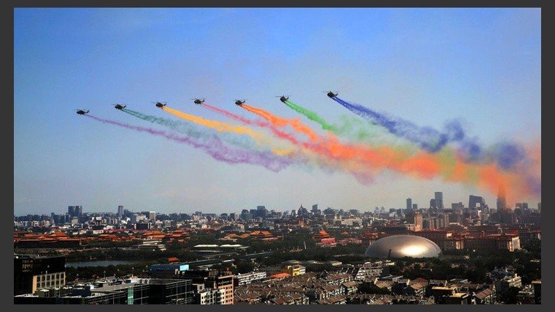 Gran exhibición aérea en el cielo de la capital China. (EFE)