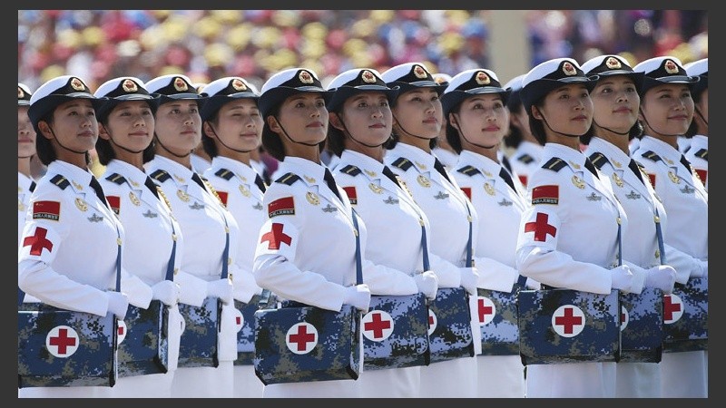 Soldados del cuerpo médico durante el desfile militar. (EFE)