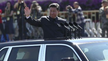El presidente chino, Xi Jinping, en su pasada por la plaza. (EFE)
