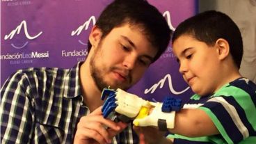 Tubaro en pleno ajuste de su creación.