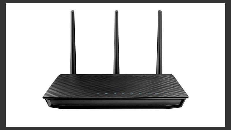 Típico router doméstico con antenas de cobertura wifi.
