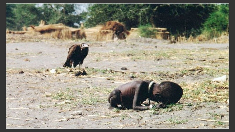 La foto que le valió el Pulitzer a Kevin Carter, en 1993.