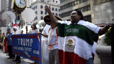 Protesta de mexicanos contra Donald Trump, el multimillonario que quiere ser presidente en Estados Unidos. (EFE)