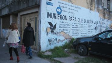 Un mural que recuerda a los desaparecidos en la última dictadura a pocos metros de la Vigil. (Rosario3.com)