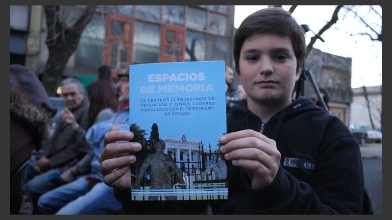 Un joven presente en el acto de este viernes. (Rosario3.com)