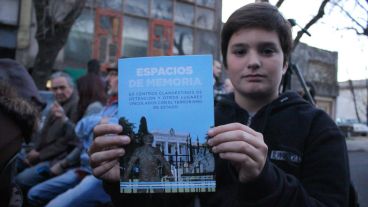 Un joven presente en el acto de este viernes. (Rosario3.com)