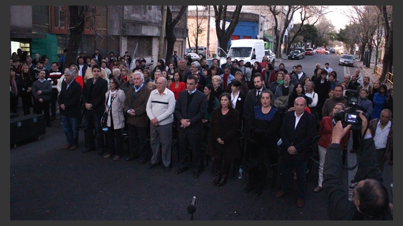 Funcionarios y vecinos en el acto frente a la Biblioteca. (Rosario3.com)