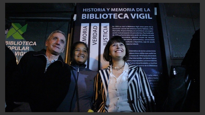 La placa ya fue descubierta y se encuentra en la entrada de la emblemática biblioteca. (Rosario3.com)
