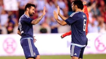 Lavezzi festeja uno de sus goles con el debutante Mas.
