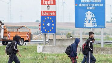 Inmigrantes entrando a Austria, uno de los países que se comprometió a recibir a los inmigrantes que escapan de Oriente Medio. (EFE)