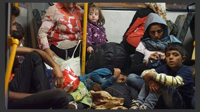 Las personas van llegando en transportes hasta la frontera, y luego cruzan a pie para ser recibidas por las autoridades austríacas. (EFE)