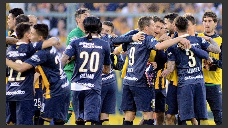 ¿Cuántos son? Festejo en equipo tras lograr los tres puntos.