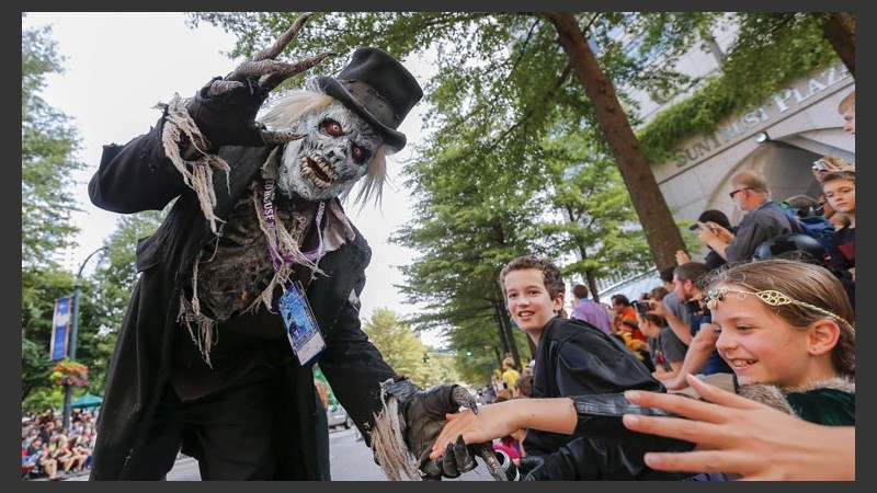 Espectaculares disfraces se vieron en el desfile de la Convención de Ciencia Ficción y Fantasía en Estados Unidos. (EFE)