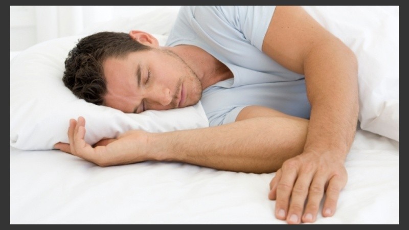 Dormir de costado es la postura que mejor ayuda a eliminar residuos del cerebro.