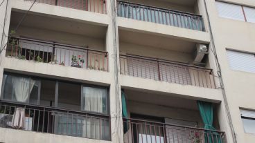 En el departamento del quinto piso (donde se observa el aire acondicionado) fue encontrada la víctima.