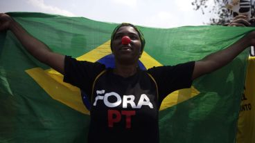 Una mujer pide la renuncia de la presidenta de Brasil. (EFE)