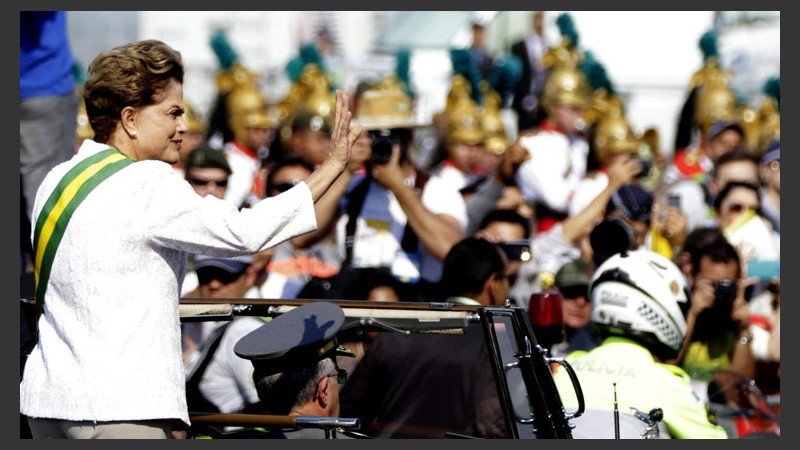 Rousseff saludando a sus seguidores desde el vehículo presidencial. (EFE)