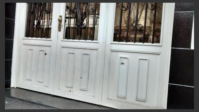 Los balazos impactaron en el portón. 