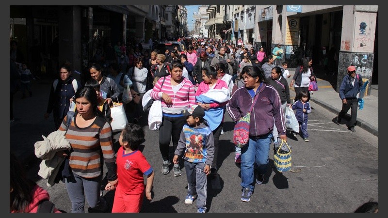 Miembros de la organización por las calles céntricas este martes. (Rosario3.com)