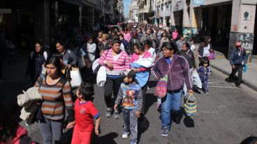 Miembros de la organización por las calles céntricas este martes. (Rosario3.com)