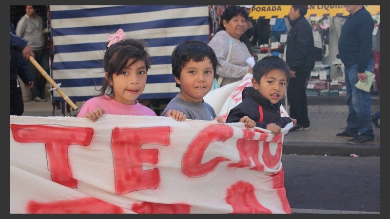 Unos pequeños miran a cámara durante la manifestación. (Rosario3.com)