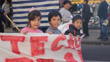 Unos pequeños miran a cámara durante la manifestación. (Rosario3.com)