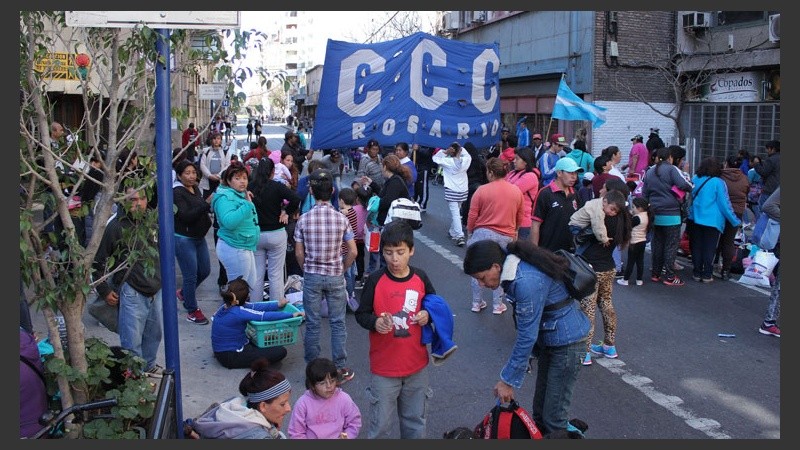 Los manifestantes pasarán la noche en San Lorenzo al 1054. (Rosario3.com)