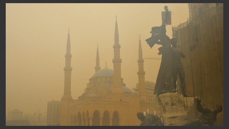 La tormenta de arena envuelve a la estatua de los mártires en Beirut, capital del Líbano.